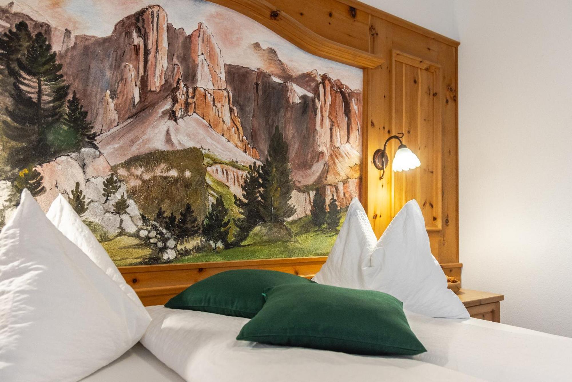 Hotel Pension Odles San Martino in Badia Exterior photo