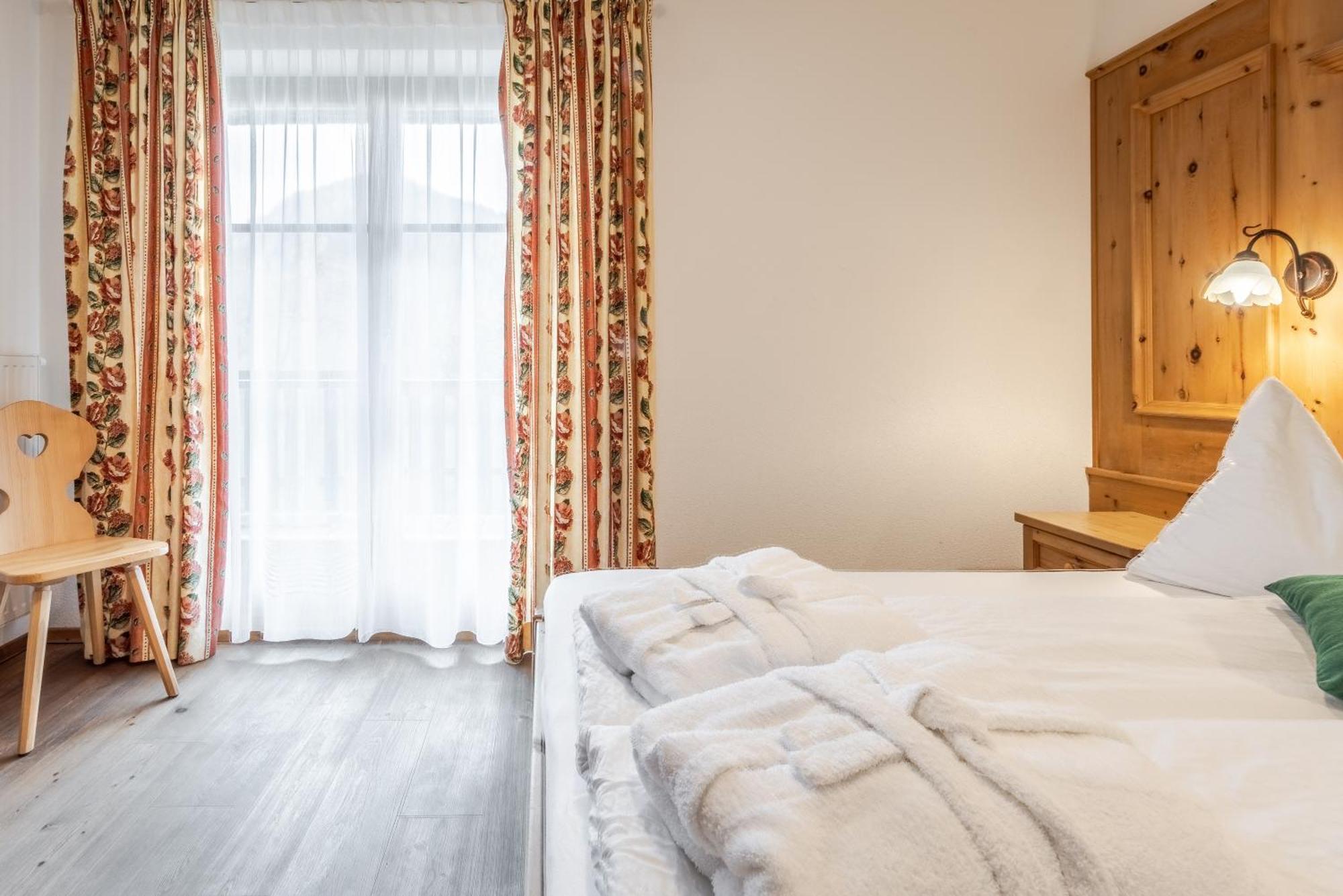 Hotel Pension Odles San Martino in Badia Exterior photo