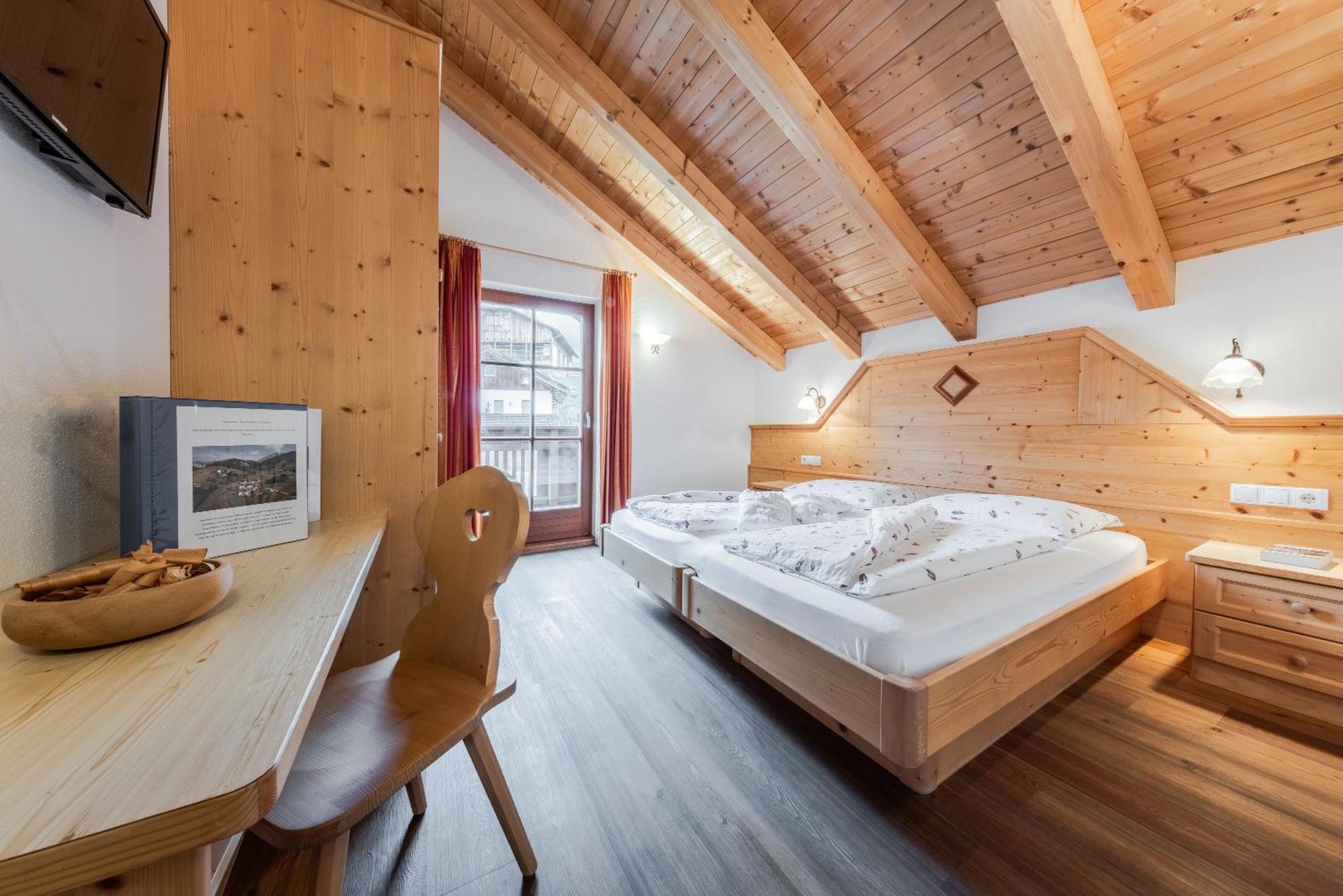 Hotel Pension Odles San Martino in Badia Exterior photo